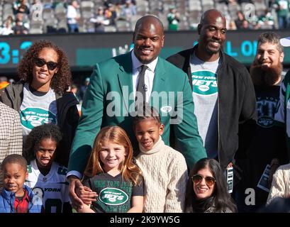 East Rutherford, New Jersey, USA. 25th Sep, 2022. Former New York Jets  player Nick Mangold is honored during a Ring of Honor ceremony during  halftime of an NFL football game between the