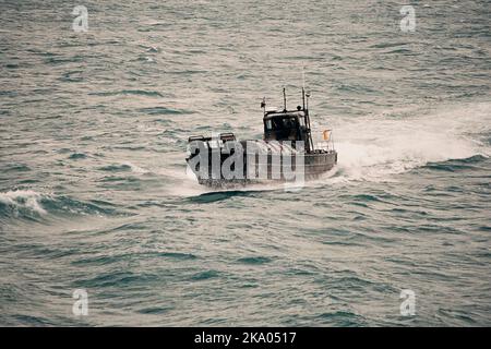 AJAXNETPHOTO. 2009. AT SEA, CHANNEL.  - LCI AT SEA - ROYAL MARINES LANDING CRAFT INFANTRY FROM RFA AMPHIBIOUS ASSAULT VESSEL MOUNTS BAY BATTLES THROUGH CHANNEL SWELL.PHOTO:JONATHAN EASTLAND/AJAX REF:CD920083 34 32A Stock Photo