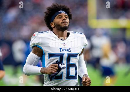 Kristian Fulton (26) y Tennessee Titans Running Back Derrick Henry (22)  toman el campo para el Juego de Fútbol de la NFL entre los Tennessee Titans  y los Houston Texans el domingo