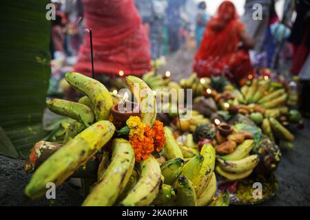 Noida, India. 30th Oct, 2022. Earthen lamps are lit during the Hindu festival of Chhath Puja in Noida. Prayers during Chhath puja are dedicated to the solar deity, Surya/ Sun, to show gratitude and thankfulness. Credit: SOPA Images Limited/Alamy Live News Stock Photo