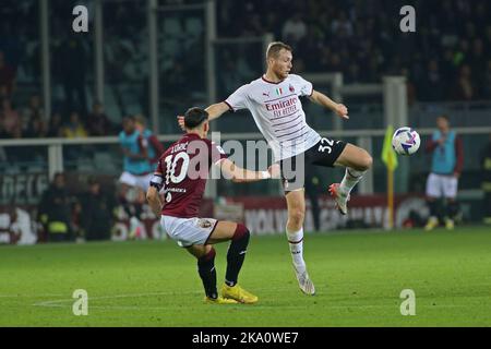 Turin, Italy. 30th Oct, 2022. Tommaso Pobega (AC Milan) in action vs Sasa Lukic (Torino FC) during Torino FC vs AC Milan, italian soccer Serie A match in Turin, Italy, October 30 2022 Credit: Independent Photo Agency/Alamy Live News Stock Photo