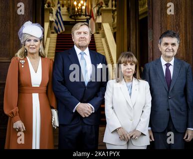 Athens, Greece. 31st Oct, 2022. 2022-10-31 09:42:17 ATHENS - King Willem-Alexander and Queen Maxima have their picture taken with President Katerina Sakellaropoulou (3rd L) and her partner at the presidential palace. The royal couple is on a three-day visit to Greece. ANP POOL SEM VAN DER WAL netherlands out - belgium out Credit: ANP/Alamy Live News Credit: ANP/Alamy Live News Stock Photo