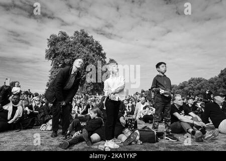 Mourners at the public gathering for the funeral of Queen Elizabeth II, London. 19th September 2022. Stock Photo