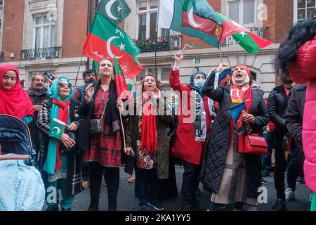 Supporters of Pakistan Tehreek-e-Insaf arrive at Avenfield House where Nawaz Sharif, the former Priminster of Pakistan resides, to protests against th Stock Photo