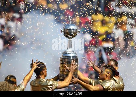 GUAYAQUIL,  EQUADOR, 29.10.2022 - Taça da Copa Libertadores, é vista momentos antes da partida entre Flamengo e Athletico, pela Final da Copa Libertadores 2022, no Estádio Monumental Isidro Romero Carbo neste sábado 29. Foto: Ariel Ochoa/API/DiaEsportivo/Pressinphoto Stock Photo