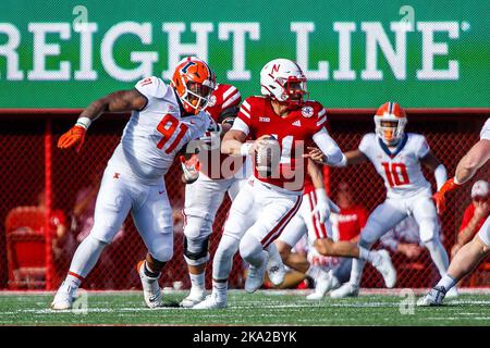 Lincoln, NE. U.S. 29th Oct, 2022. Nebraska Cornhuskers quarterback Casey Thompson #11 is chased out of the pocket by Illinois Fighting Illini defensive lineman Jamal Woods #91 in action during a NCAA Division 1 football game between Illinois Fighting Illini and the Nebraska Cornhuskers at Memorial Stadium in Lincoln, NE. Illinois won 26-9.Attendance: 86,691.387th consecutive sellout.Michael Spomer/Cal Sport Media/Alamy Live News Stock Photo