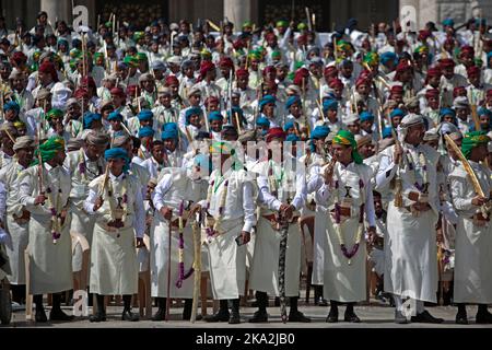 Sanaa, Yemen. 31st Oct, 2022. Grooms in traditional Yemeni attires take