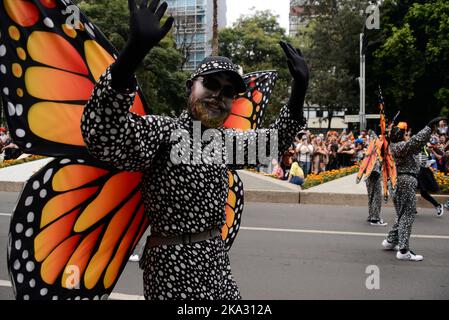 Mexico City, Mexico. 29th Oct, 2022. Participants take part during the Great Day of the Dead Parade “Mexico: The navel of the moon” one of the most representative activities of the Day of the Dead festivities at Reforma Avenue. on October 29, 2022, Mexico City, Mexico. (Photo by Carlos Tischler/ Eyepix Group/Sipa USA) Credit: Sipa USA/Alamy Live News Stock Photo
