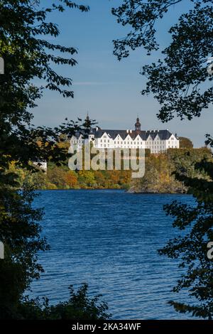Landschaft am Großen Plöner See mit Blick auf das Plöner Schloß im herbstlichen Oktober Stock Photo