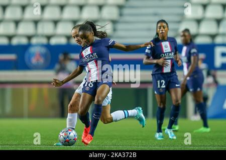 Paris, France. 20th Oct, 2022. Paris, France, October 20th 2022: Laurina Fazer (18 Paris Saint-Germain) and Guro Reiten (11 Chelsea) battle for the ball (duel) during the UEFA Womens Champions League football match between Paris Saint-Germain and Chelsea at Stade Jean-Bouin in Paris, France. (Daniela Porcelli/SPP) Credit: SPP Sport Press Photo. /Alamy Live News Stock Photo