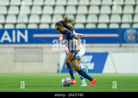 Paris, France. 20th Oct, 2022. Paris, France, October 20th 2022: Laurina Fazer (18 Paris Saint-Germain) battle for the ball (duel) during the UEFA Womens Champions League football match between Paris Saint-Germain and Chelsea at Stade Jean-Bouin in Paris, France. (Daniela Porcelli/SPP) Credit: SPP Sport Press Photo. /Alamy Live News Stock Photo