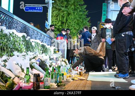 Seoul, South Korea. 30th Oct, 2022. Mourners visit a makeshift memorial near the site of a crowd crush tragedy in Seoul, South Korea, on Monday, October 31, 2022. The incident left more than 154 dead during Halloween celebrations in the nightlife district of Itaewon. Photo by Thomas Maresca/UPI Credit: UPI/Alamy Live News Stock Photo