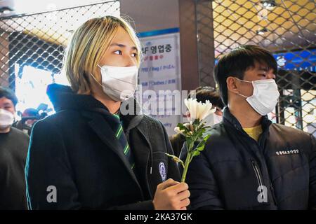 Seoul, South Korea. 30th Oct, 2022. Mourners visit a makeshift memorial near the site of a crowd crush tragedy in Seoul, South Korea, on Monday, October 31, 2022. The incident left more than 154 dead during Halloween celebrations in the nightlife district of Itaewon. Photo by Thomas Maresca/UPI Credit: UPI/Alamy Live News Stock Photo