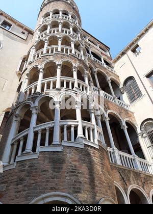 A vertical low angle shot of the Palazzo Contarini del Bovolo (Palazzo Contarini Minelli dal Bovolo), Venice, Italy Stock Photo