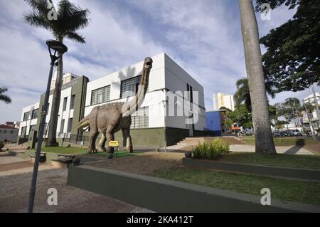 Marilia, São Paulo, Brazil - 27 October 2022: Dinosaur replica in front of the Museum of Paleontology in the city of Marília, São Paulo, Brazil with Stock Photo