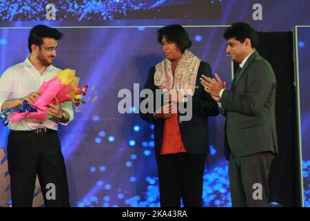 Kolkata, India. 29th Oct, 2022. (10/29/2022) Former Indian Cricket team Captain and Former BCCI President Sourav Ganguly present an award to Former Indian Women Cricketer Jhulan Goswami during CAB annual award Ceremony at the Netaji Indoor Stadium in Kolkata, India on October 29, 2022. (Photo by Dipa Chakraborty/Pacific Press/Sipa USA) Credit: Sipa USA/Alamy Live News Stock Photo