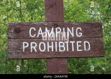 A no camping sign on the shore of Caddy Lake, Manitoba, Whiteshell Provincial Park Stock Photo