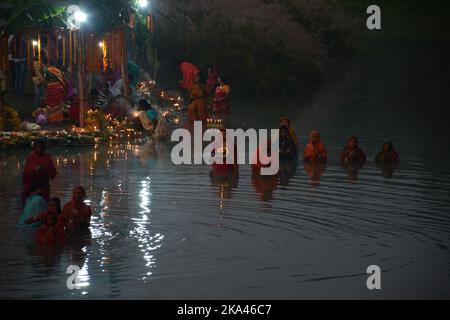 India, 31/10/2022, Chhath puja is dedicated to the sun god Surya. The festival is called 'Chhath' because it means the number 6 in Hindi or Nepali. The festival is celebrated on the 6th day of the month of Hindu month Karthika. Chhath Puja is one of the most major festivals of India. This festival is celebrated in most parts of Bihar, Uttar Pradesh and also in some parts of Bengal. The festival starts in the month of Kartika on its sixth day. The festival lasts for four days and is dedicated to worshipping Lord Sun for seeking his blessing and praying for keeping the family healthy and wealthy Stock Photo