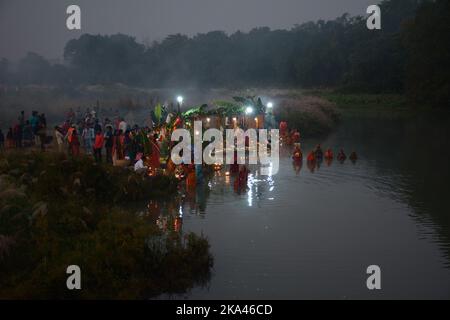 India, 31/10/2022, Chhath puja is dedicated to the sun god Surya. The festival is called 'Chhath' because it means the number 6 in Hindi or Nepali. The festival is celebrated on the 6th day of the month of Hindu month Karthika. Chhath Puja is one of the most major festivals of India. This festival is celebrated in most parts of Bihar, Uttar Pradesh and also in some parts of Bengal. The festival starts in the month of Kartika on its sixth day. The festival lasts for four days and is dedicated to worshipping Lord Sun for seeking his blessing and praying for keeping the family healthy and wealthy Stock Photo