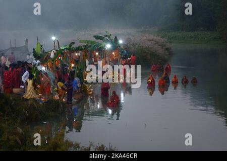 India, 31/10/2022, Chhath puja is dedicated to the sun god Surya. The festival is called 'Chhath' because it means the number 6 in Hindi or Nepali. The festival is celebrated on the 6th day of the month of Hindu month Karthika. Chhath Puja is one of the most major festivals of India. This festival is celebrated in most parts of Bihar, Uttar Pradesh and also in some parts of Bengal. The festival starts in the month of Kartika on its sixth day. The festival lasts for four days and is dedicated to worshipping Lord Sun for seeking his blessing and praying for keeping the family healthy and wealthy Stock Photo