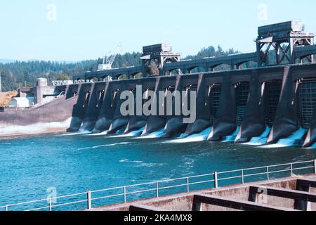 View of Bonneville Dam that crosses the Columbia River between Washington and Oregon.  Built by the United States Army Corps of Engineers. Stock Photo