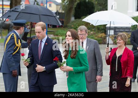 The Duke and Duchess of Cambridge with the Mayor Jim Mylcrest and his wife Robyn before placing two roses on the War Memorial, Cambridge, New Zealand, Stock Photo