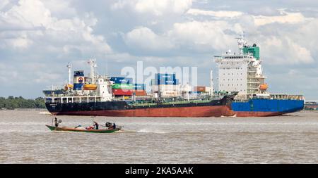 SAMUT PRAKAN, THAILAND, OCT 07 2022, Container ship HEUNG A HOCHIMINH and oil tanker SMOOTH SEA 29 pass each other in the Chao Phraya Estuary Stock Photo