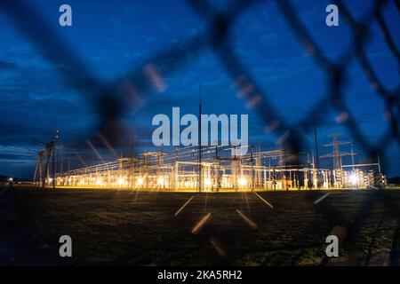 Landesbergen, Germany. 01st Nov, 2022. View of the Landesbergen substation in the morning hours. Chancellor Scholz has announced key points for relieving the burden on citizens and companies in the energy crisis. Credit: Lino Mirgeler/dpa/Alamy Live News Stock Photo