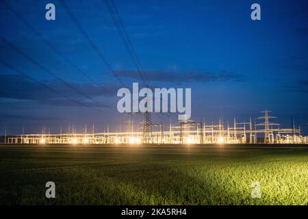 Landesbergen, Germany. 01st Nov, 2022. View of the Landesbergen substation. Chancellor Scholz has announced key points for relieving the burden on citizens and companies in the energy crisis. Credit: Lino Mirgeler/dpa/Alamy Live News Stock Photo
