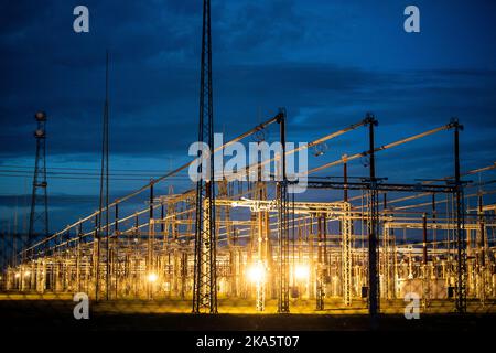 Landesbergen, Germany. 01st Nov, 2022. View of the Landesbergen substation with three conductors for three phases of electricity. Chancellor Scholz has announced forthcoming key points to ease the burden on citizens and companies in the energy crisis. Credit: Lino Mirgeler/dpa/Alamy Live News Stock Photo