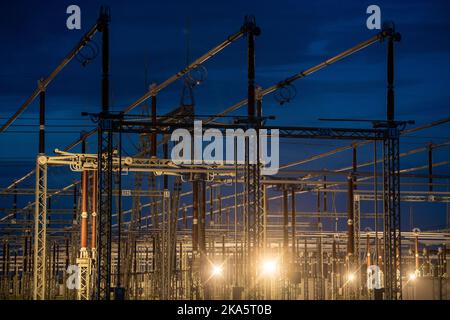 Landesbergen, Germany. 01st Nov, 2022. View of the Landesbergen substation with three conductors for three phases of electricity. Chancellor Scholz has announced forthcoming key points to ease the burden on citizens and companies in the energy crisis. Credit: Lino Mirgeler/dpa/Alamy Live News Stock Photo