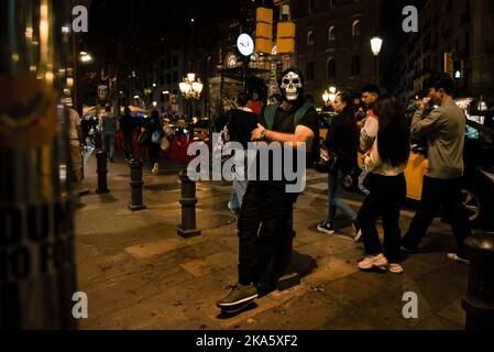 Barcelona, Spain. 31st Oct, 2022. A man wearing a death mask poses among the crowds of tourists walking along the Ramblas in Barcelona's Gothic Quarter during the first Halloween night without a pandemic. (Photo by Ximena Borrazas/SOPA Images/Sipa USA) Credit: Sipa USA/Alamy Live News Stock Photo