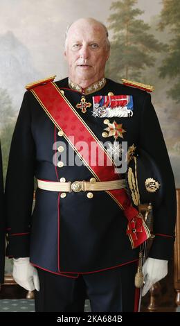 Oslo 20140611 German President Joachim Gauck and his wife Daniela Schadt arrived for a three-day state visit to Norway on Wednesday June 11, 2014. They posed with their hosts in the Royal Palace shortly after arrival. Picture shows King Harald. Photo: Lise Aserud Stock Photo
