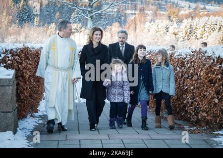 Baerum 20141225. Norwegian Princess Martha Louise, her husband Ari Behn and their daughters Leah Isadora, Maud Angelica and Emma Tallulah pictured on their way to the christmas service at Lommedalen Church on Christmas day. They were met by vicar Knut Groenvik (left). Photo: Audun Braastad / NTB scanpix  Stock Photo