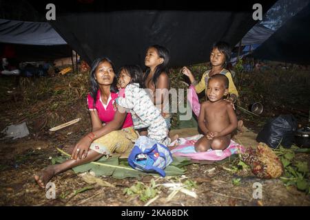 SUMATRA, INDONESIA 20150415. People from Orang Rimba Bujang Tampui tribe in the rainforest on Sumatra Wednesday. The tribe is Indonesia's last rainforest nomads. This group of people are very vulnerable and threatened by deforestation, which takes place on a large scale in Indonesia. The norwegian Prime Minister Erna Solberg visited them Wednesday. She is on an official visit to Indonesia, where the Norwegian-Indonesian cooperation to save rainforests is a central theme. Photo: Heiko Junge / NTB scanpix Stock Photo