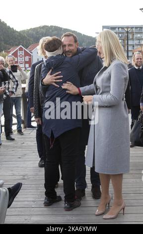 NAMSOS, Norway 20170920. The Crown Prince Cuple's county trip to Nord-Troendelag 2017. Crown Prince Haakon and Crown Princess Mette-Marit, meet the crowd on the quayside while visiting Namsos and Rock City, on their way to the Royal Yacht. Kjersti Aas stretched out her arms to the Crown Prince Couple and got a hug from both of them. Photo: Berit Roald / NTB scanpix . Stock Photo