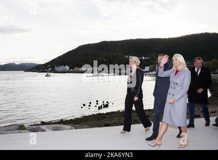 NAMSOS, Norway 20170920. The Crown Prince Cuple's county trip to Nord-Troendelag 2017. Crown Prince Haakon and Crown Princess Mette-Marit, meet the crowd on the quayside while visiting Namsos and Rock City, on their way to the Royal Yacht. Photo: Berit Roald / NTB scanpix . Stock Photo