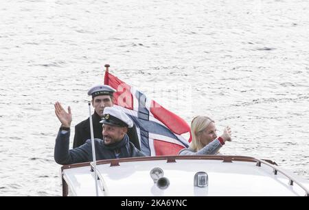 NAMSOS, Norway 20170920. The Crown Prince Couple's county trip to Nord-Troendelag 2017.Crown Prince Haakon and Crown Princess Mette-Marit travel in a barge to the Royal Yacht after the visit to Namsos and Rock City. Photo: Berit Roald / NTB scanpix Stock Photo