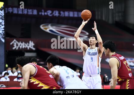 (200707) -- QINGDAO, July 7, 2020 (Xinhua) -- Zhou Qi (2nd R) of Xinjiang Flying Tigers shoots the ball during a match between Xinjiang Flying Tigers and Jilin Northeast Tigers at the 2019-2020 Chinese Basketball Association (CBA) league in Qingdao, east China's Shandong Province, July 7, 2020. (Xinhua/Guo Xulei) Stock Photo