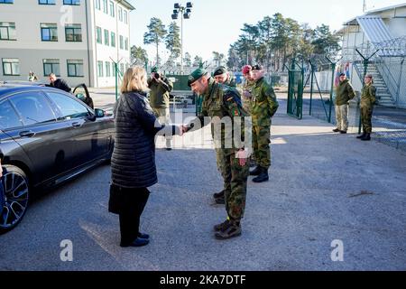 Rukla, Lithuania 20220317. Norway's Foreign Minister, Anniken Huitfeldt, visits Norwegian NATO soldiers in Rukla camp in Lithuania. Photo: Lise Aaserud / NTB  Stock Photo