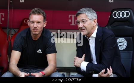 Coach Julian Nagelsmann of Bayern Muenchen und Herbert Hainer president of Bayern Muenchen  Fussball 1 . Bundesliga Saison 2022 / 2023 FC Bayern Muenchen - FSV Mainz 05  © diebilderwelt / Alamy Stock Stock Photo