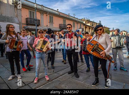 Piedmont Saluzzo Uvernada 2022 - special for the 40th anniversary of the Occitan musical group Lou Dalfin  - Giovani Suonatori Occitani Itineranti Stock Photo