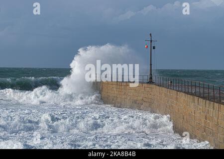 Porthleven, Cornwall, UK. 1st November 2022. UK Weather. Storm Claudio continues to batter the coastline of Cornwall, after gale force winds overnight, with waves crashing into the coast at Porthleven. Credit Simon Maycock / Alamy Live News. Stock Photo