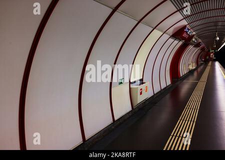 U Bahn, U Bahnstation,  Verkehr, Wien Metro, Wien Subway, Wien U Bahn,  Metro  U Bahnhof und modernen Design oder moderner Architektur,  Underground Stock Photo