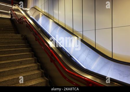 U Bahn, U Bahnstation,  Verkehr, Wien Metro, Wien Subway, Wien U Bahn,  Metro  U Bahnhof und modernen Design oder moderner Architektur,  Underground Stock Photo