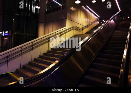 U Bahn, U Bahnstation,  Verkehr, Wien Metro, Wien Subway, Wien U Bahn,  Metro  U Bahnhof und modernen Design oder moderner Architektur,  Underground Stock Photo