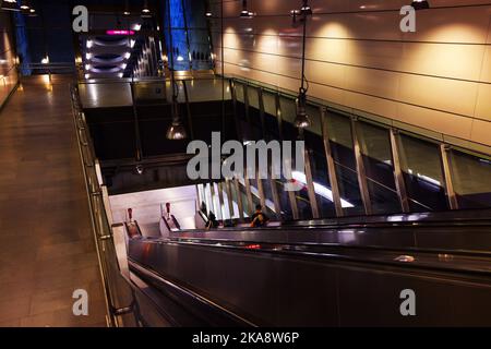 U Bahn, U Bahnstation,  Verkehr, Wien Metro, Wien Subway, Wien U Bahn,  Metro  U Bahnhof und modernen Design oder moderner Architektur,  Underground Stock Photo