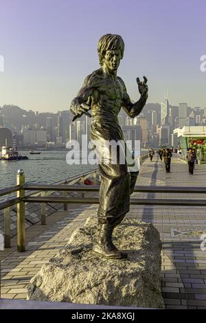 Bronze statue by Cao Chong-En of the iconic martial artist Bruce Lee, Lee Jun-fan, on the Avenue of Stars, Tsim Sha Tsui, Kowloon, Hong Kong, China Stock Photo