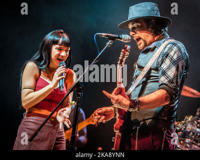 Grace Bond on vocals, Aaron Bond on guitar & vocals Stock Photo