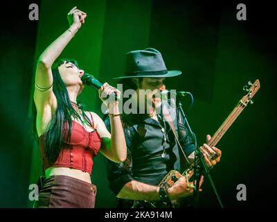 Grace Bond on vocals, Aaron Bond on cigar box guitar & vocals Stock Photo